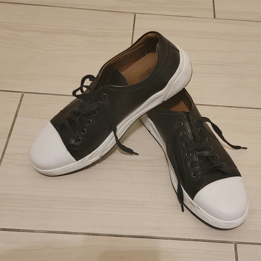 Johnson & Murphy, size 11.5  Black n White Athletic Shoe